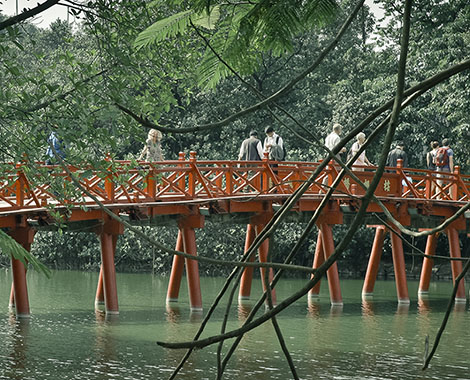 Lac hoan kiem the duc bridge vietnam hanoi