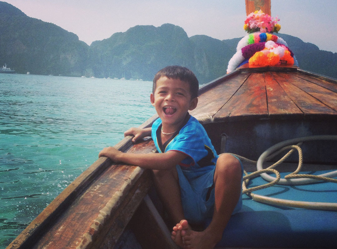 Enfant thailandais bateau koh phiphi thailande