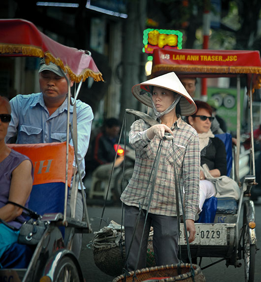 Vendeuse ambulante cyclopousse rue hanoi vieux quartier vietnam