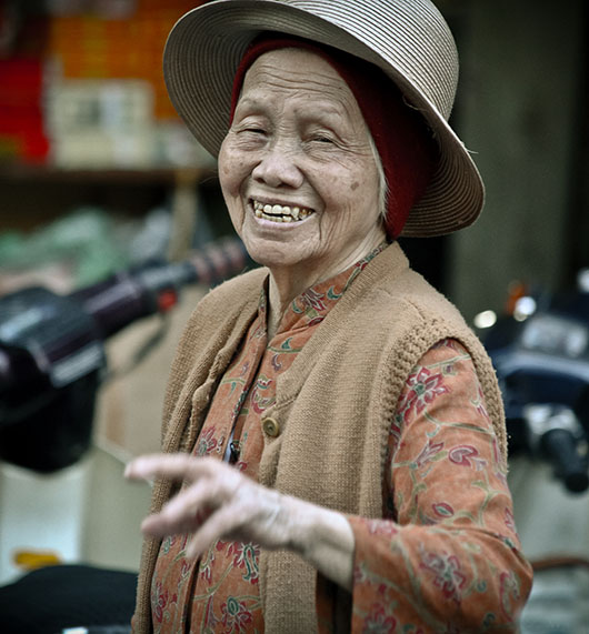 Femme sourire rue hanoi vieux quartier vietnam