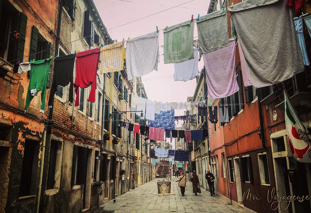 Venise Italie rue tyique vêtements qui sèchent