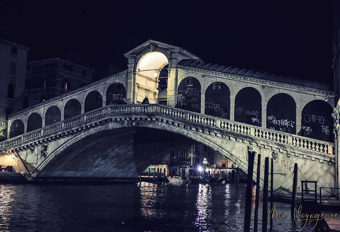 Venise grand canal nuit Rialto Pont